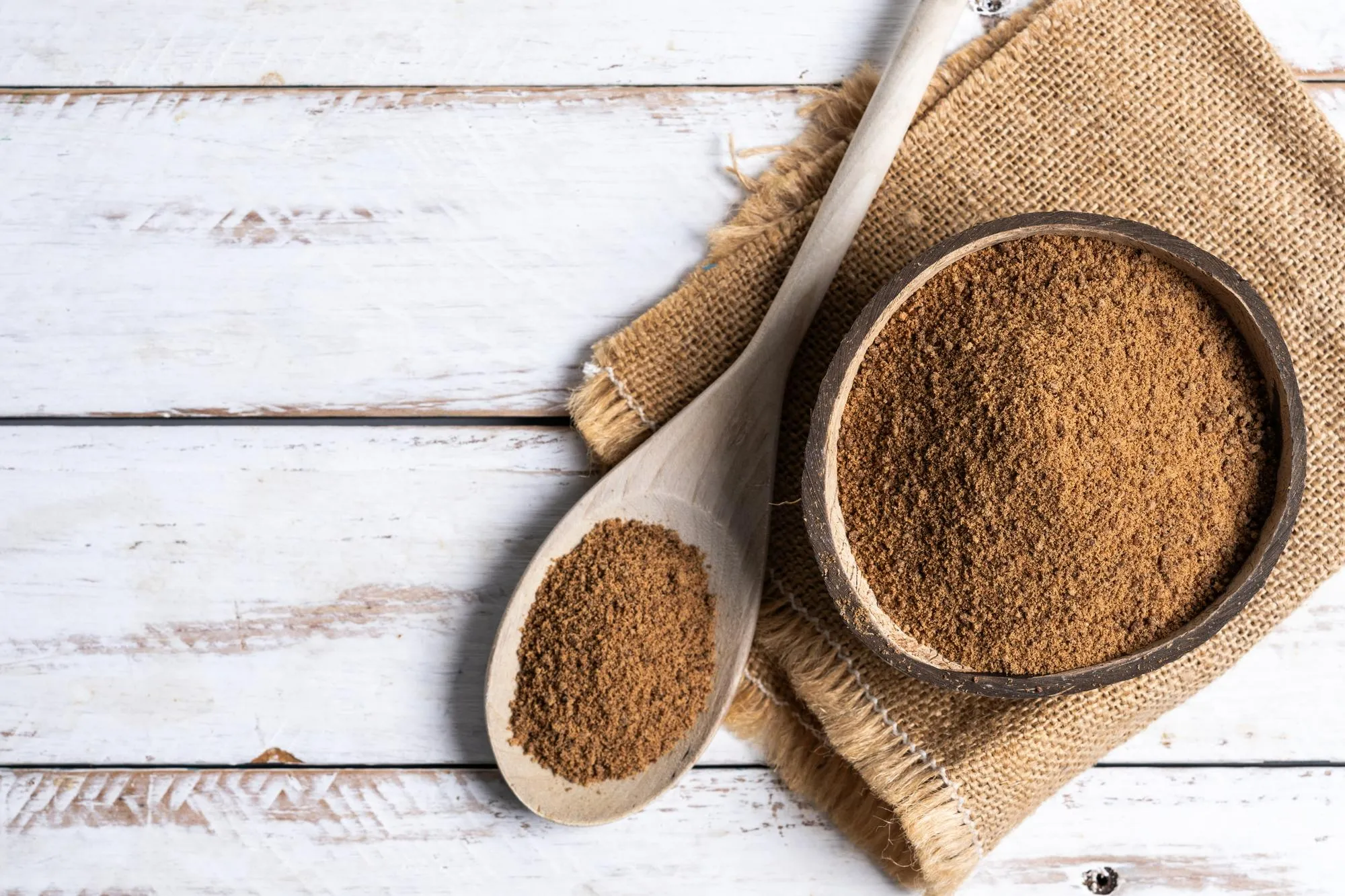 牛樟芝粉含總三萜(Triterpenoids)≧6%、多醣(Polysaccharides)≧12%,調節生理機能,維持健康