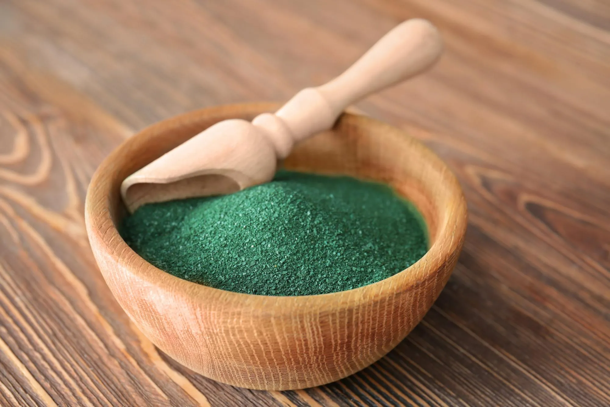 藍藻粉(螺旋藻粉)，含蛋白質(Protein)≧60%、藻藍蛋白 (Phycocyanin)≧5%，被稱為「超級食物」，可調整體質，維持健康